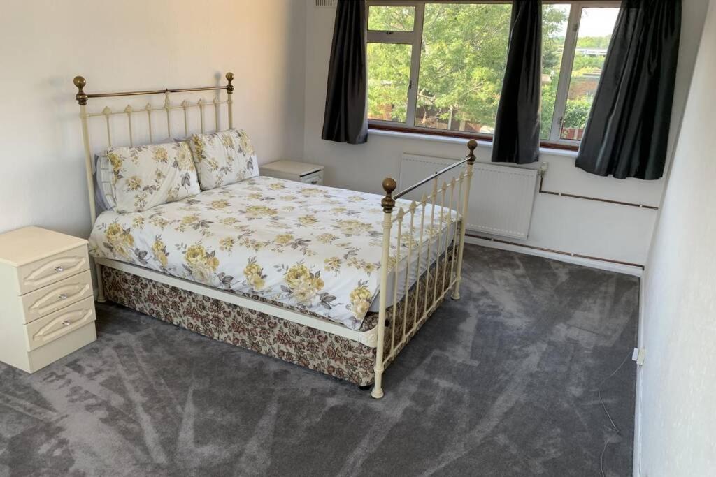 5 Bedroom House With Outdoor Space Upminster Exterior foto